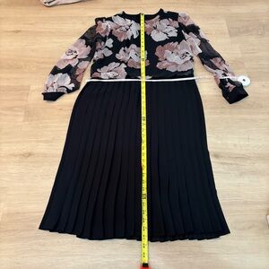 Mavinette Size 10 Floral Black Dress 100% polyester good condition